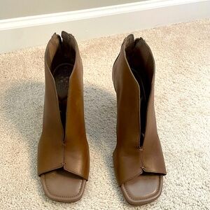 Like new Vince Camuto Brown Open-Toe Ankle Boots. Super cute and sexy!